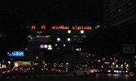 Blick auf Sendai Station bei Nacht