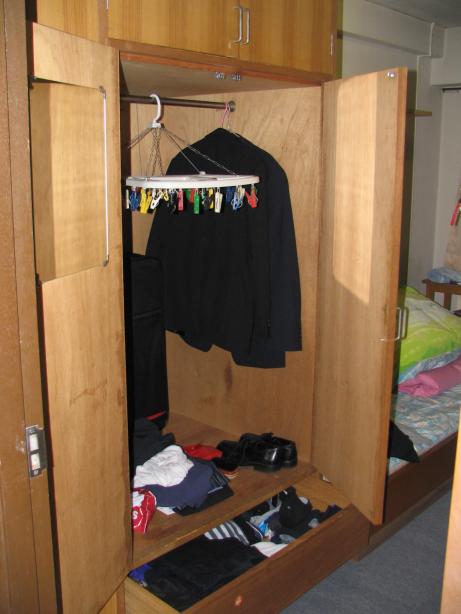 Der riesige Kleiderschrank (abends aufgenommen)