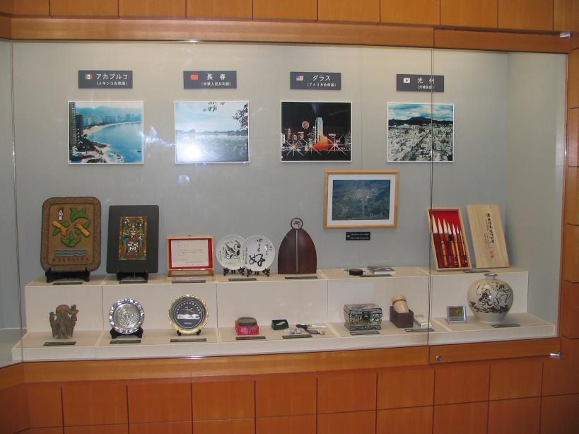 Ausstellung typischer Gegenstnde der Schwesterstdte (2)